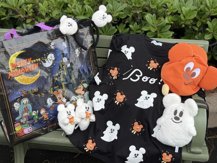 左下から時計回りに「くっつきぬいぐるみ」1つ2300円、「カチューシャ」2600円、「Tシャツ」4500円、「キャップ」3600円、「ショルダーバッグ」3300円