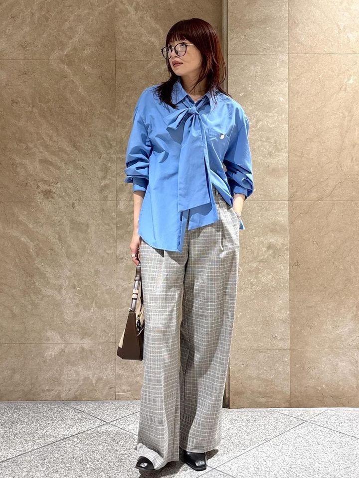 顔まわりに華やかさをプラスしてくれるボウタイブラウス 出典：WEAR