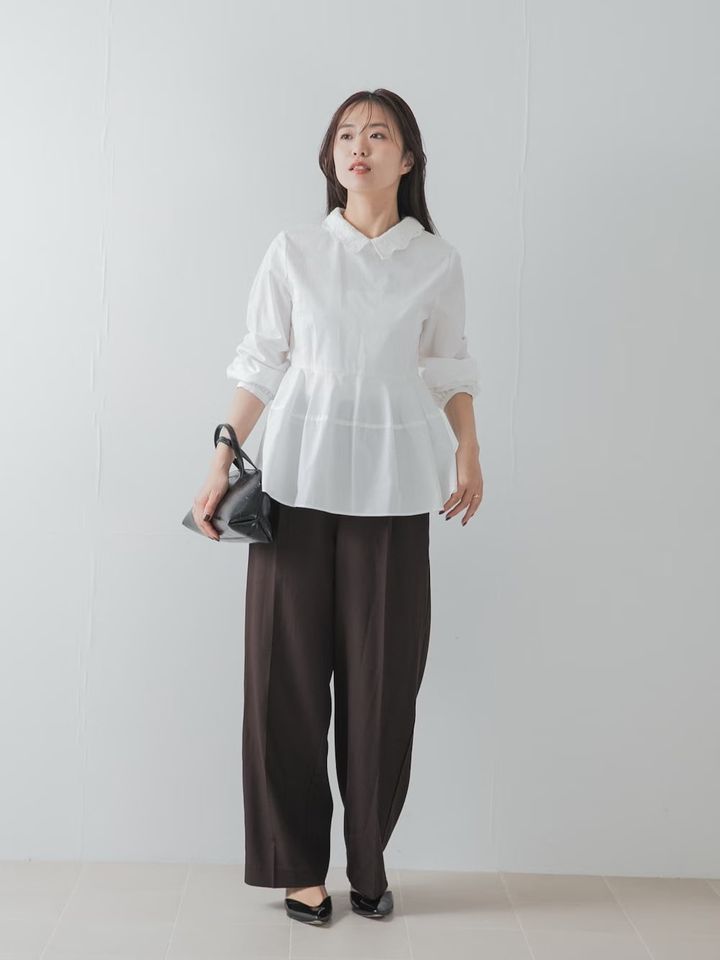 襟に細かなレースを取り入れた大人向けブラウス 出典：WEAR