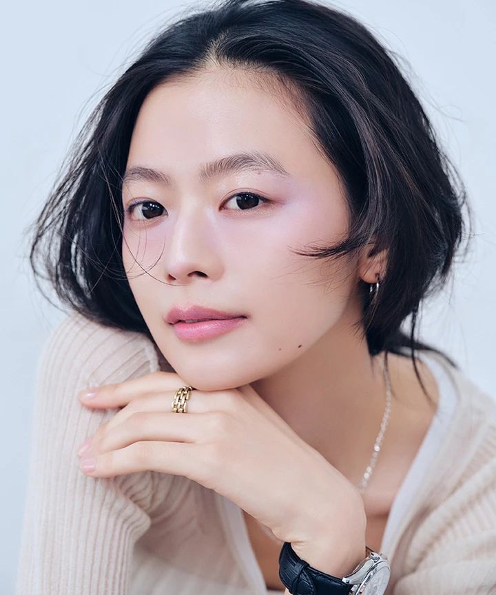 プラダのチークをつけた松木育未さん