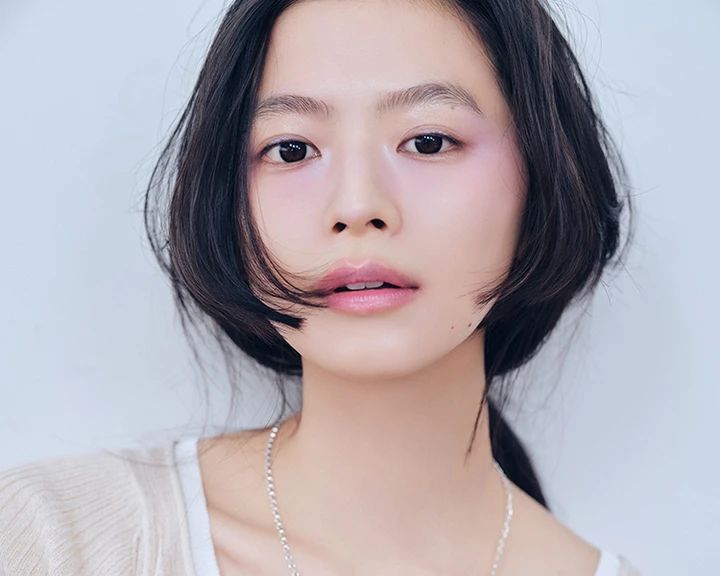 プラダのチークをつけた松木育未さん