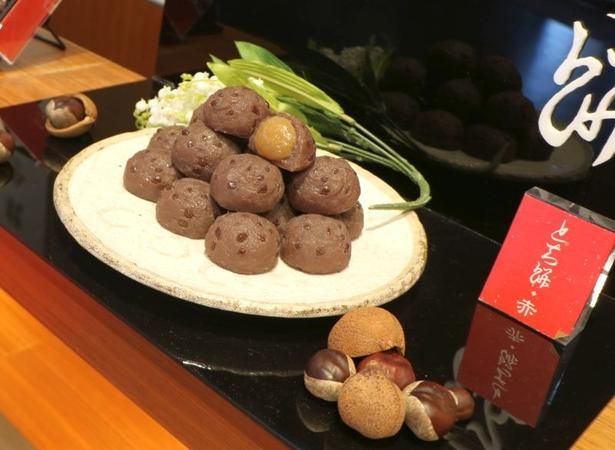 栃の実の風味を楽しめる「赤とち餅」。「白とち餅」もある