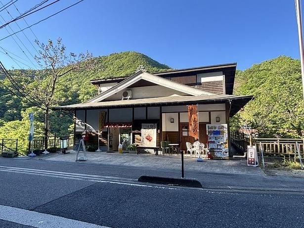 日本遺産の地、鳥取県三朝町三徳山の麓にある小さなスイーツショップ「三徳菓匠 白狼堂」は、カステラスイーツと焼菓子のお店