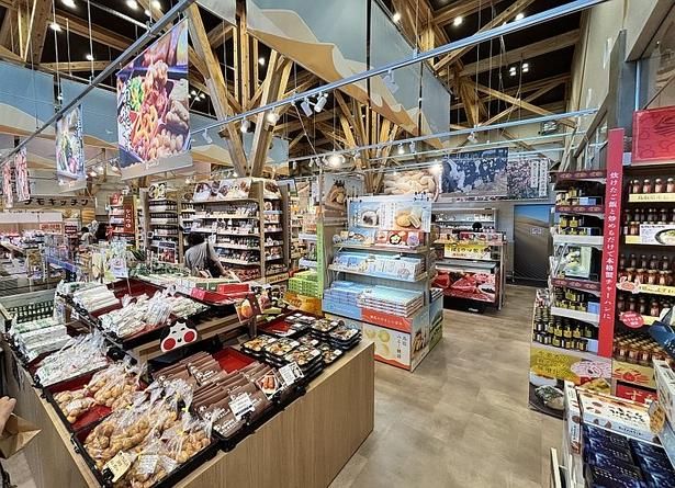 “食のテーマパーク”「道の駅ほうじょう」の店内。「楽しみながら買い物してほしい」とのことで試食コーナーも充実