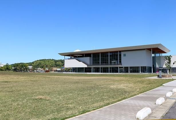 「日常的に利用できる美術館を目指している」という鳥取県立美術館。美術館建物への入館料は不要。観覧料が必要な展示や有料の催し以外は、誰でも無料で利用できる