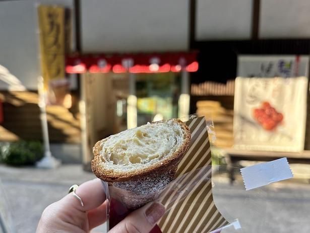法螺貝を模して作ったお菓子「角コルネ」(450円)を食べに寄り道※現在は販売中止中。秋に再登場予定