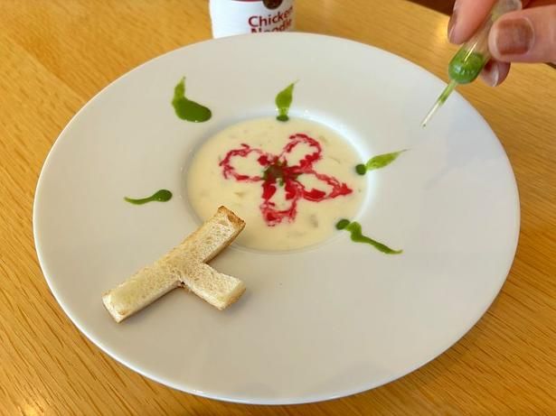 「GARDEN By Sevendays cafe」の「Canvas Soup」。記者も創作にチャレンジしてみた。鳥取県の「T」をモチーフにしたクルトンも付いてくる