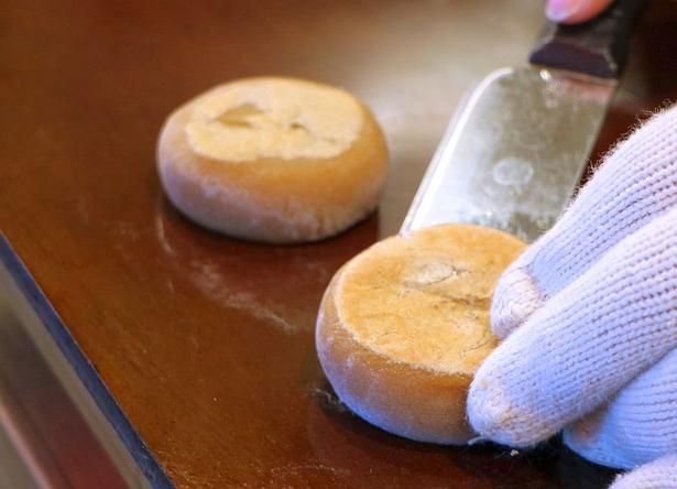 外はパリッ、中はトロトロ。こちらは、職人が目の前で焼いてくれるテイクアウト用の「焼きとち餅」(250円)