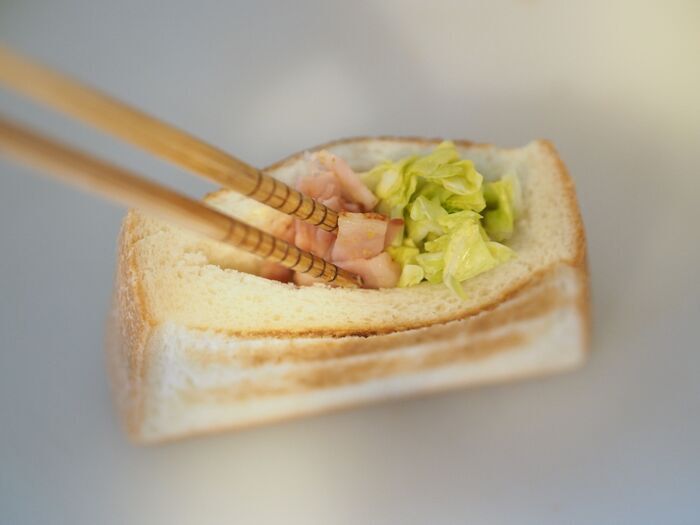 アルミホイルを詰めて焼く裏ワザ！具がこぼれず手も汚れない「ベーコンエッグ・ポケサン」が朝食に革命的
