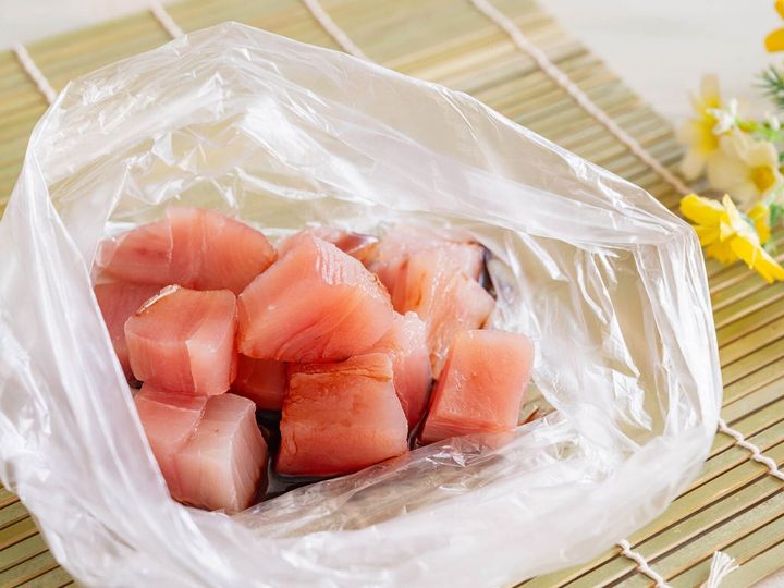山崎実業の「ポリ袋エコホルダー タワー」は、ポリ袋を四隅に引っ掛けるだけで即席のゴミ箱になるエコホルダーです。省スペースで使い勝手がよいと評判の本商品を紹介します。