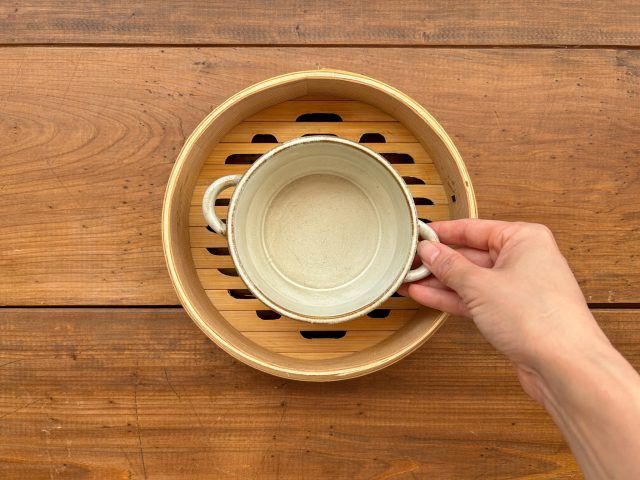 せいろに耐熱性の器を置く様子