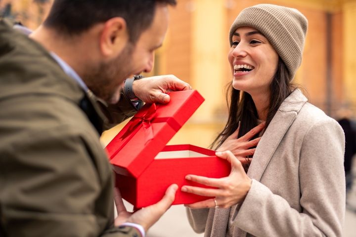 彼氏からのプレゼントに喜ぶ彼女