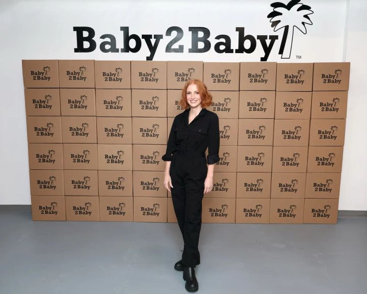 ロロ・ピアーナのセルマ・ロンパースを着たジェシカ・チャステイン