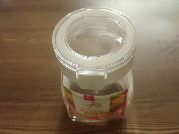 ダイソー：ワンプッシュで開閉できる保存容器(350ML)