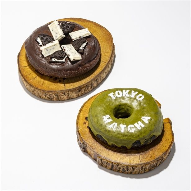 クッキー＆クリームチョコレートドーナツ(写真左)・東京ブラック抹茶ドーナツ(写真右)／The Little BAKERY Tokyo