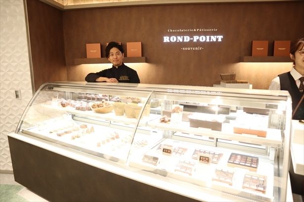 Chocolaterie & Patisserie ROND-POINT souvenir。写真はショコラティエ・田中丸博文さん