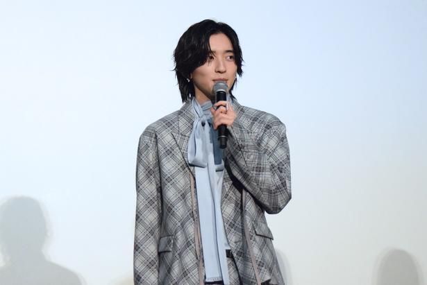 【写真】エリート刑事である松見奏多に扮する道枝駿佑さん(なにわ男子) 撮影：ソムタム田井