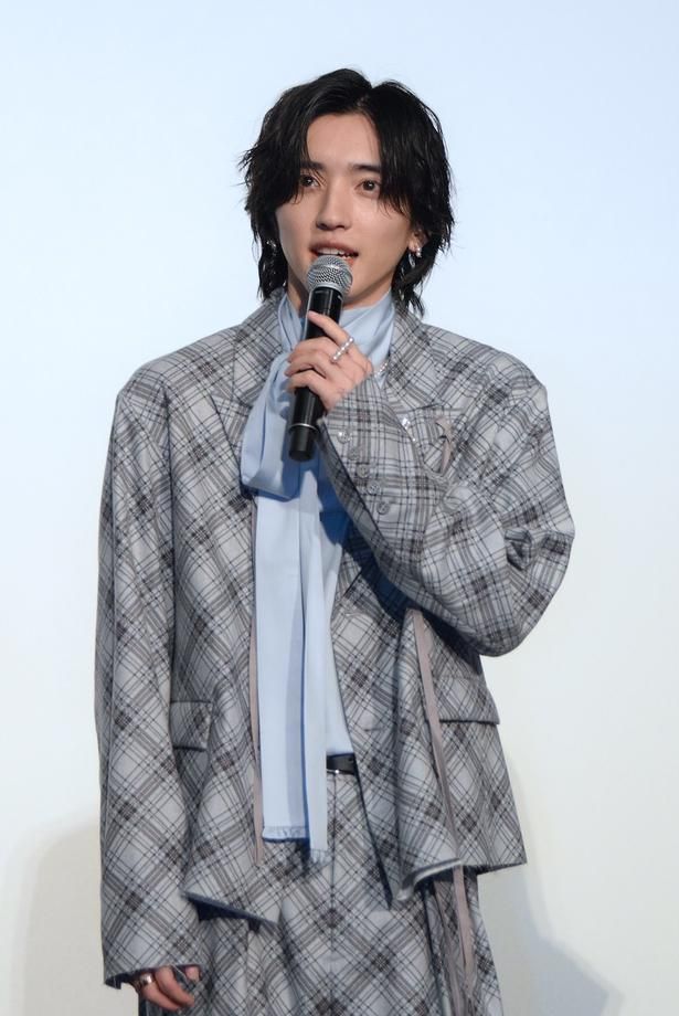 無事に配信開始日を迎え、安堵の表情を浮かべる道枝駿佑さん 撮影：ソムタム田井