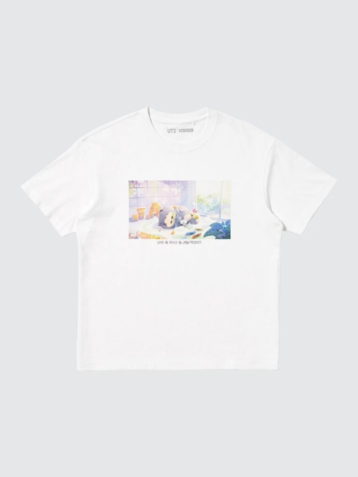 白いTシャツの胸元に水彩画タッチのキャラクターイラストがプリントされている