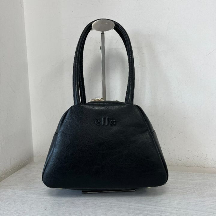 黒い合成皮革で高見えするボストンバッグ