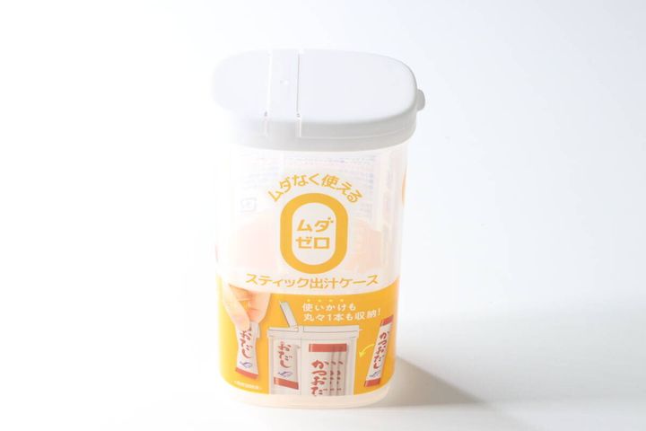白い背景に置かれたセリアの「ムダゼロ スティック出汁ケース」商品パッケージ