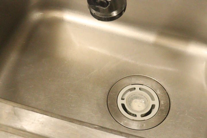 掃除を終えてきれいになったステンレス製のシンクと排水口