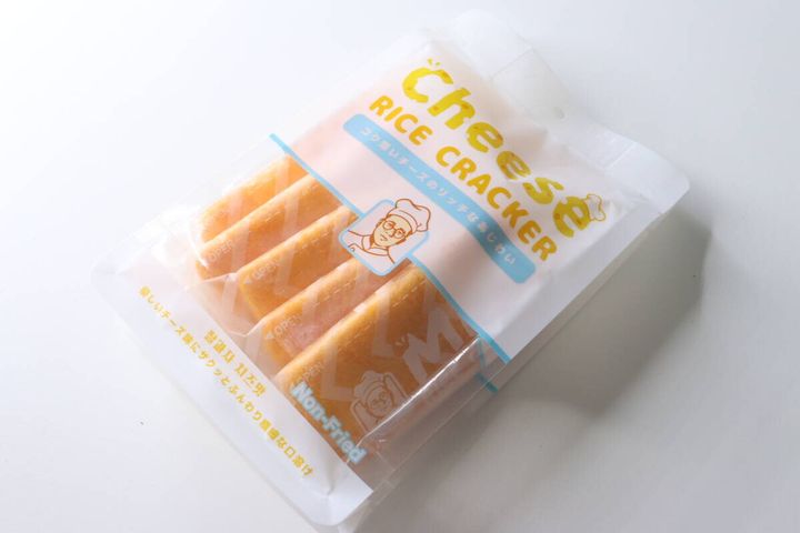「Cheese RICE CRACKER」と書かれた透明な袋に入ったチーズ味ライスクラッカー