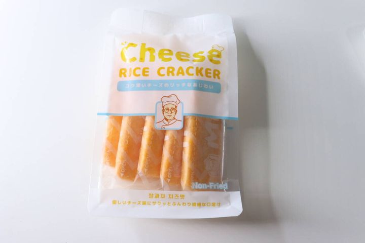 「Cheese RICE CRACKER」と書かれた透明な袋に入ったチーズ味ライスクラッカー
