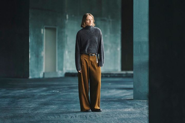 中でも気になるのが、クレア・ワイト・ケラーの理想を追求したカシミヤシリーズ。カシミヤ本来の温もりと柔らかさを引き立てる、毛足の長いフラッフィニットが登場する。