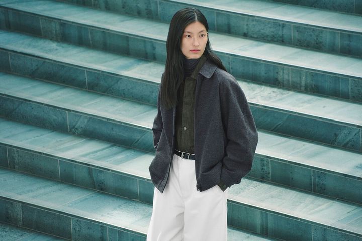 クレア・ワイト・ケラーが今回追求したのは、“心地よさと個性をあわせ持つ服”。プロポーションや素材、身体に寄り添う動きを通して、柔らかさの中にある洗練された美しさを表現したコレクションとなっている。