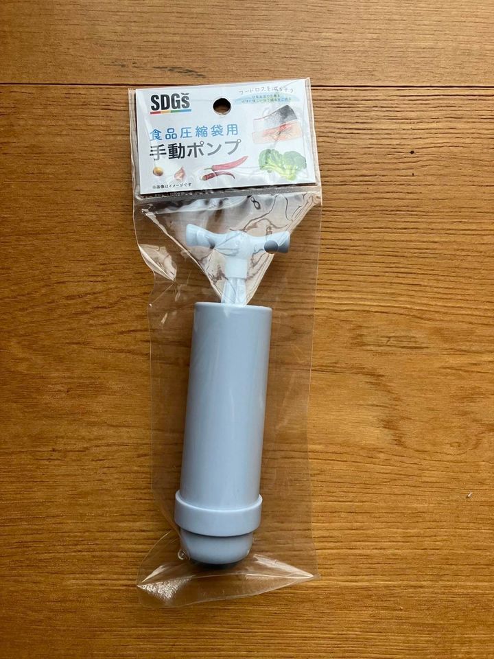セリア：食品圧縮袋用手動ポンプ