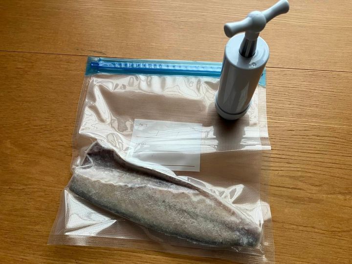 セリア：食品圧縮袋用手動ポンプ