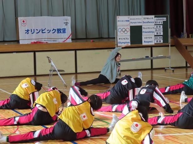 オリンピック教室で行われた運動の特別授業。2008年北京オリンピック新体操団体代表の坪井保菜美さんが講師を務めた (C)JOC