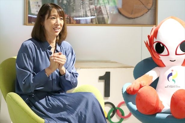 アジア競技大会の意義を語る小谷実可子さん。かたわらには第20回アジア競技大会のマスコット「ホノホン」の姿が