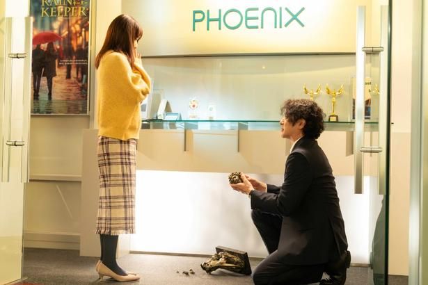 沙都子と村本が出会うのが、映画配給会社「PHOENIX」のエントランス [c]2026 「さとこはいつも」製作委員会