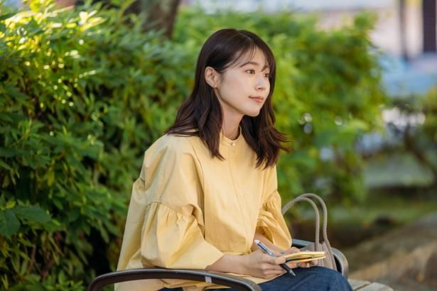 沙都子は、村本との不倫の日々を物語として綴り始める [c]2026 「さとこはいつも」製作委員会
