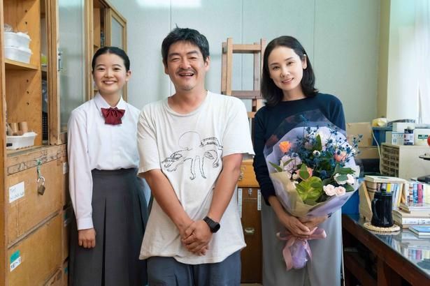 【写真を見る】「自由に俳優さんが動ける場所を作るのが一番」温かなまなざしで語る沖田監督 [c]2026 「さとこはいつも」製作委員会