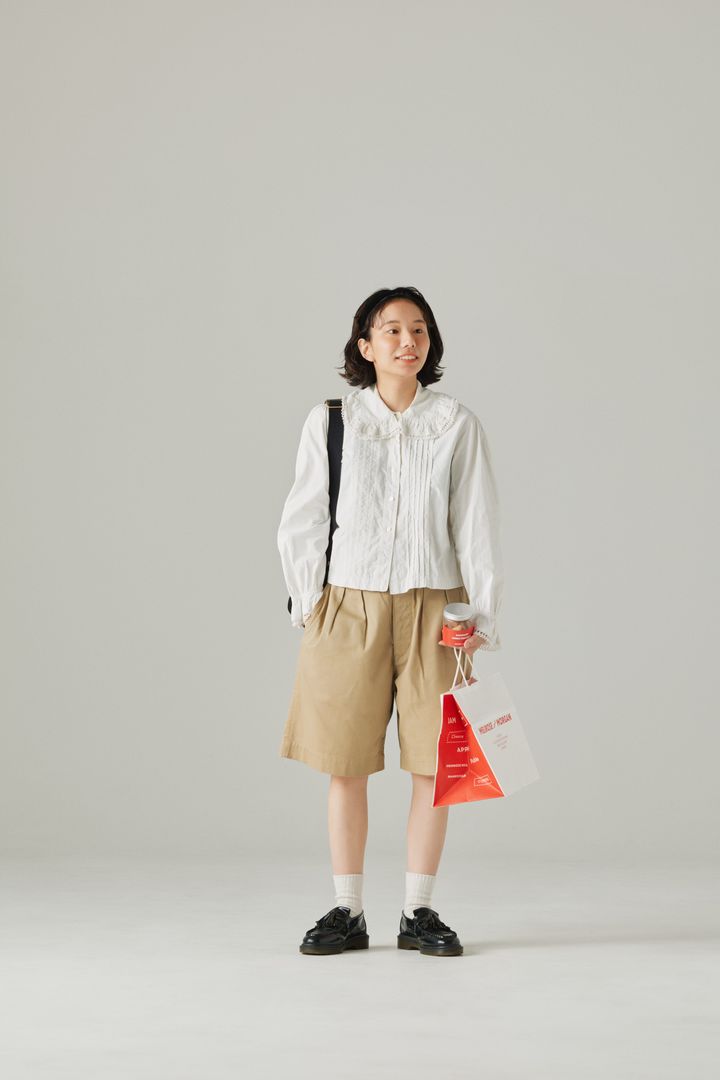 フリルシャツの甘さをセーブしてくれるのはチノのハーフパンツ！さっぱりガーリーに着こなして【FUDGE FRIEND おしゃれさんの毎日コーディネート vol.746｜momo】