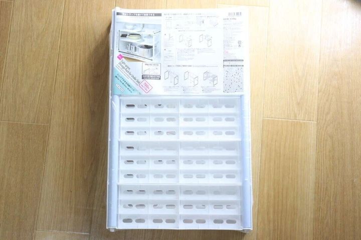 白いシンク下すきま収納ラックのパッケージと組み立て前の本体