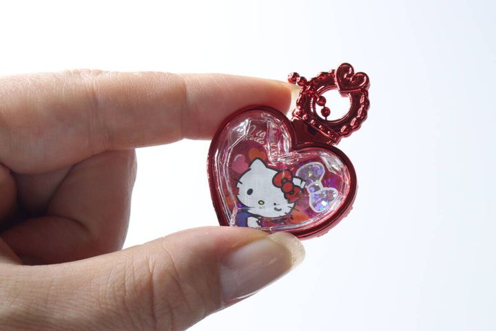 指でジュエルキーホルダーを持ち、中に入ったハローキティのカードが見える状態