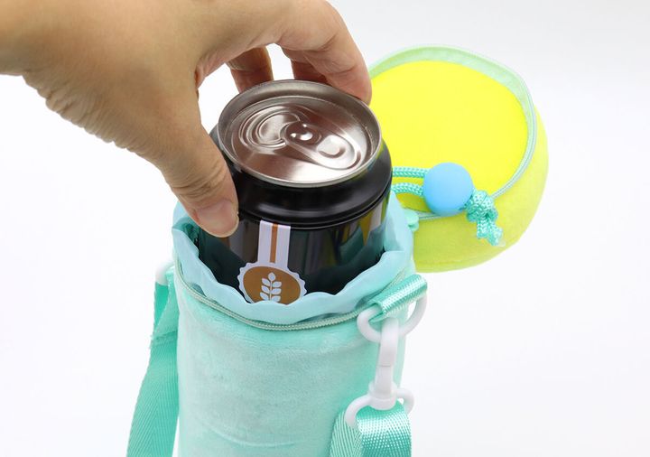 ホルダーに缶飲料を入れようとしている手元
