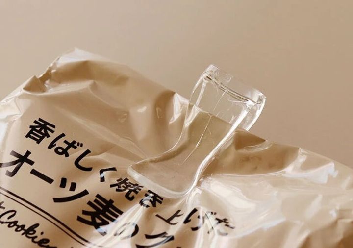 透明なウイングクリップでクッキーの袋の口を留めている様子