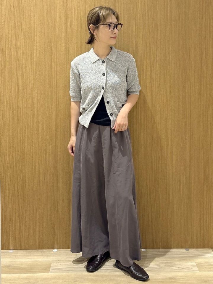 ポロ襟カーデをトップス使いしフレアスカートの女性