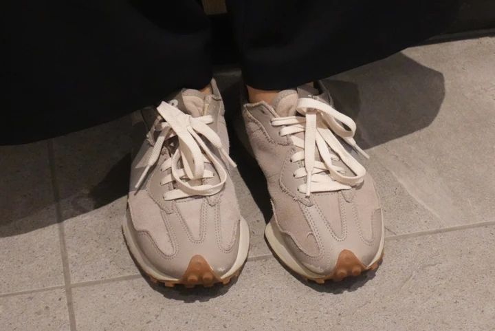 BAILA10月号でも話題！【ニューバランス・327】のミュートカラーでつくる大人の上品カジュアル_4