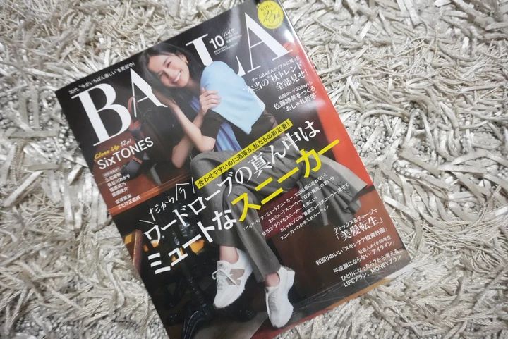 BAILA10月号でも話題！【ニューバランス・327】のミュートカラーでつくる大人の上品カジュアル_1