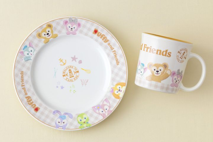 「ダッフィー＆フレンズ」のマグカップとプレート
