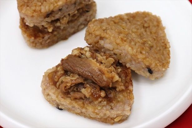 モスデリ 焼きおにバーガー 牛カルビの具材はスライス厚にもこだわっている
