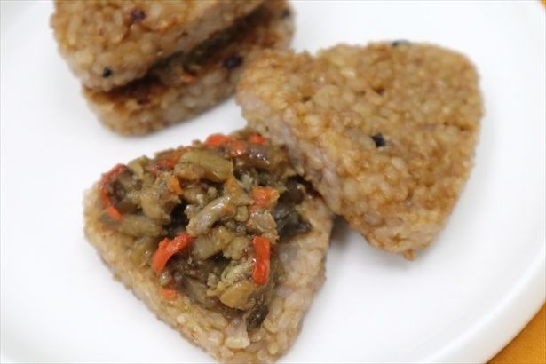 モスデリ 焼きおにバーガー 鶏きんぴらは歯ごたえもさまざまで食べ飽きない