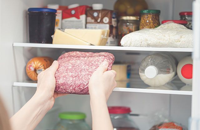 冷蔵庫に肉を置く