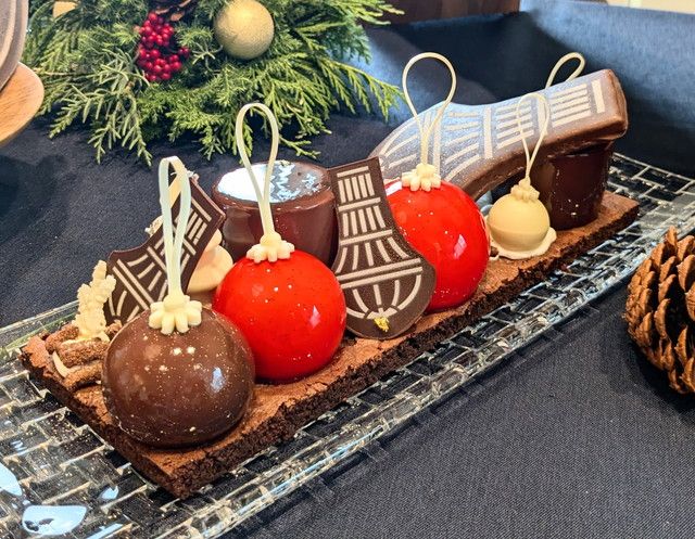 『Since 1980』チョコレート細工のクリスマスツリーとオーナメントが並ぶプレート全体